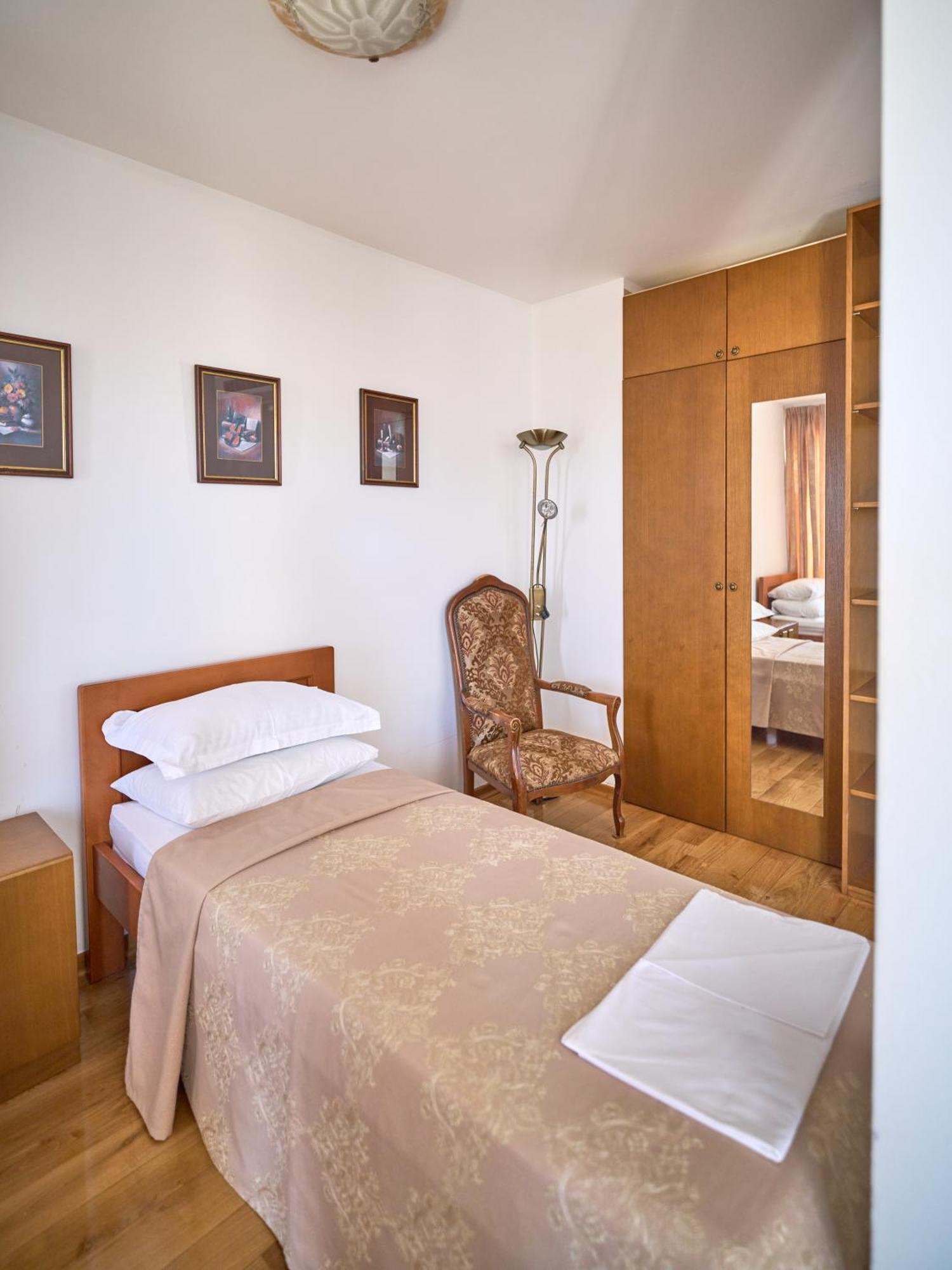 Hotel Petrovac Buitenkant foto