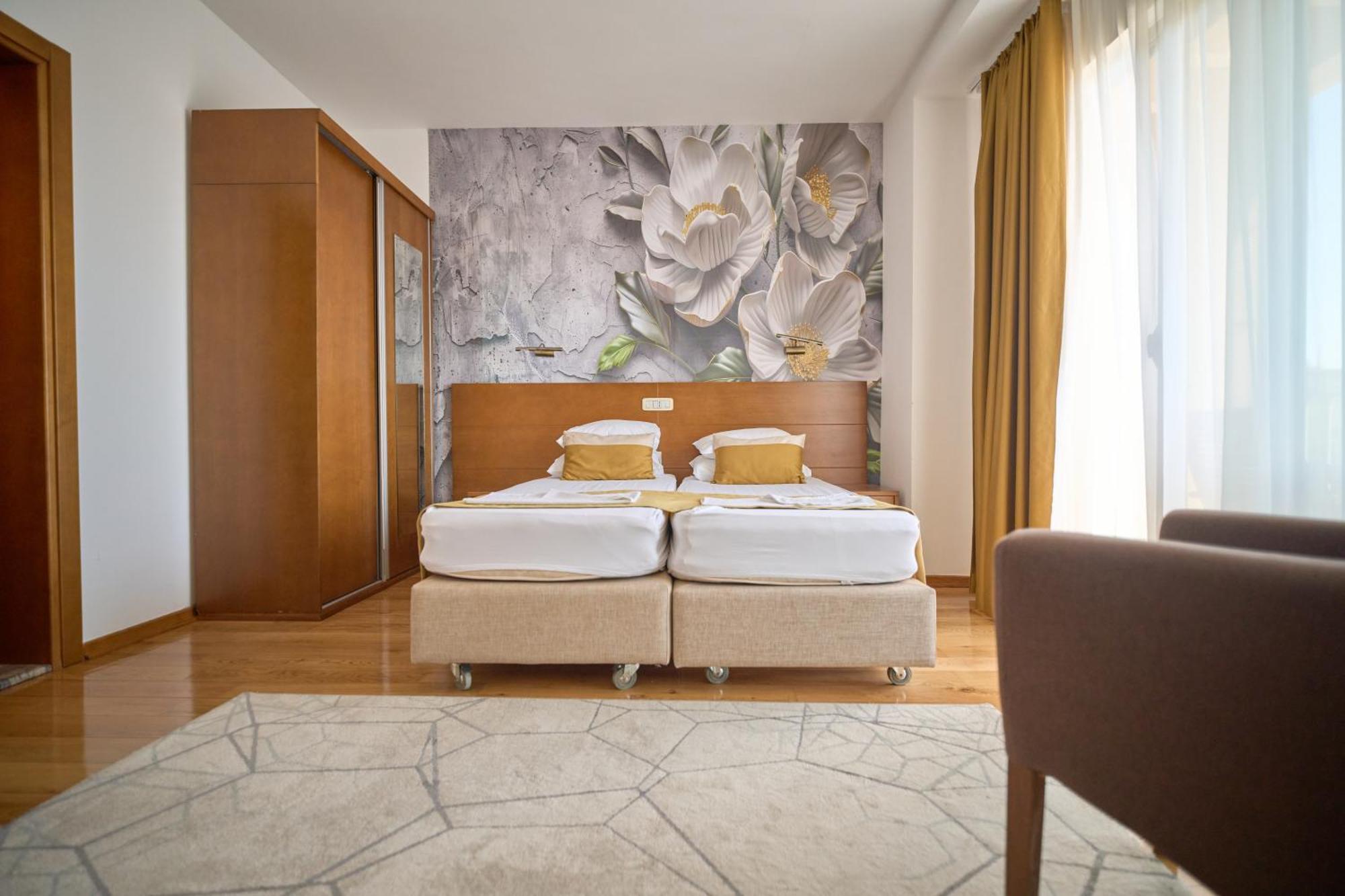 Hotel Petrovac Buitenkant foto
