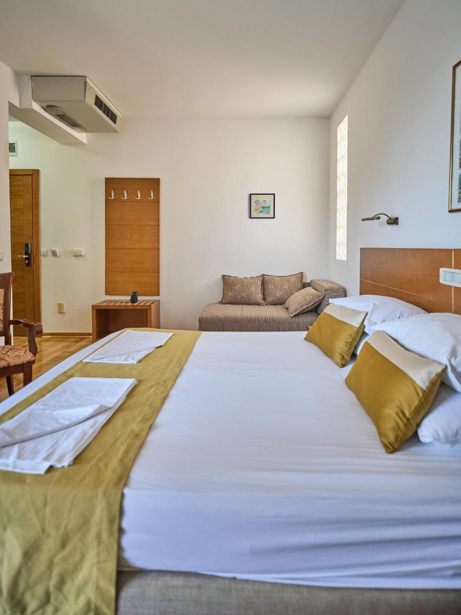 Hotel Petrovac Buitenkant foto