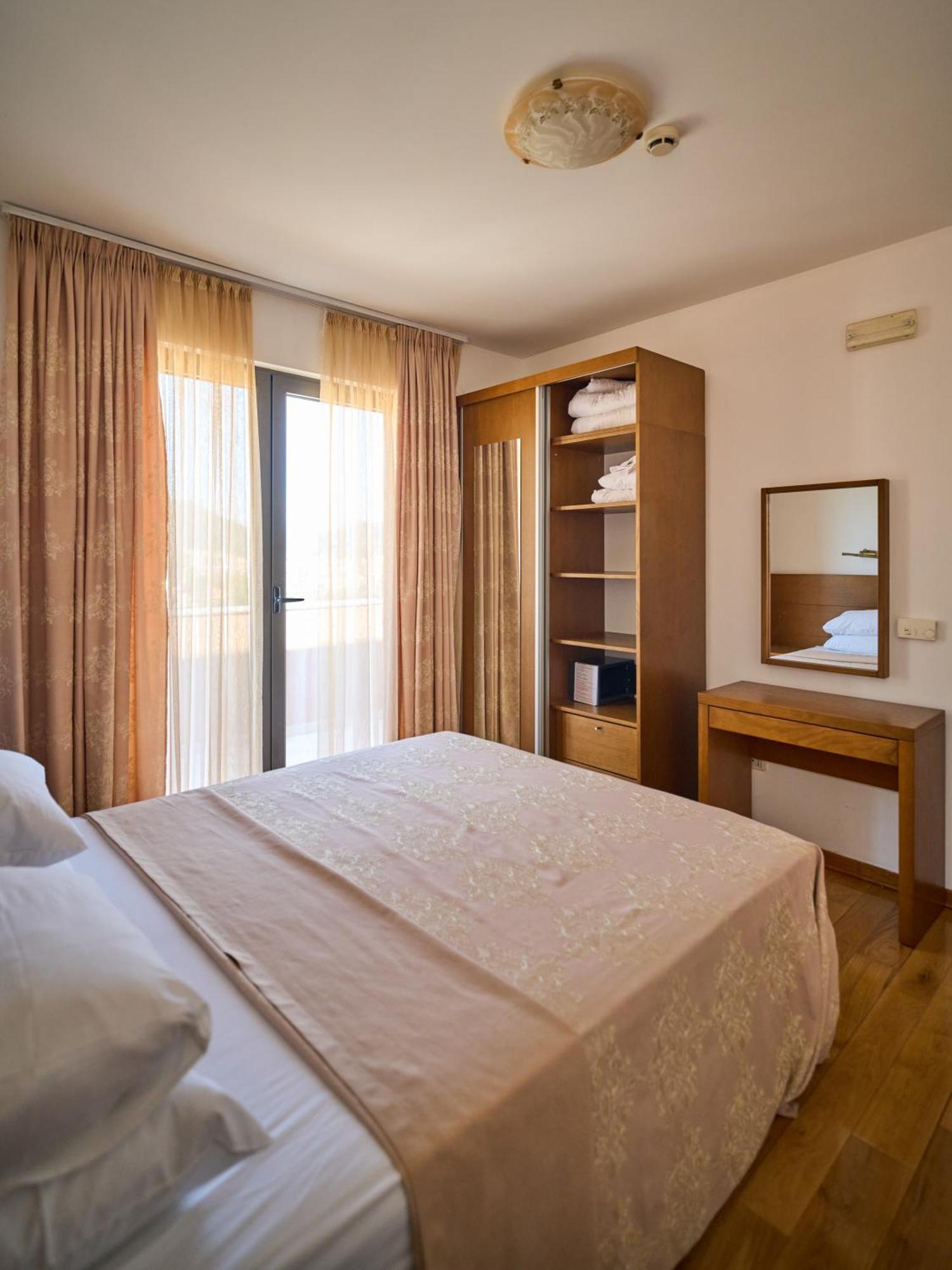 Hotel Petrovac Buitenkant foto
