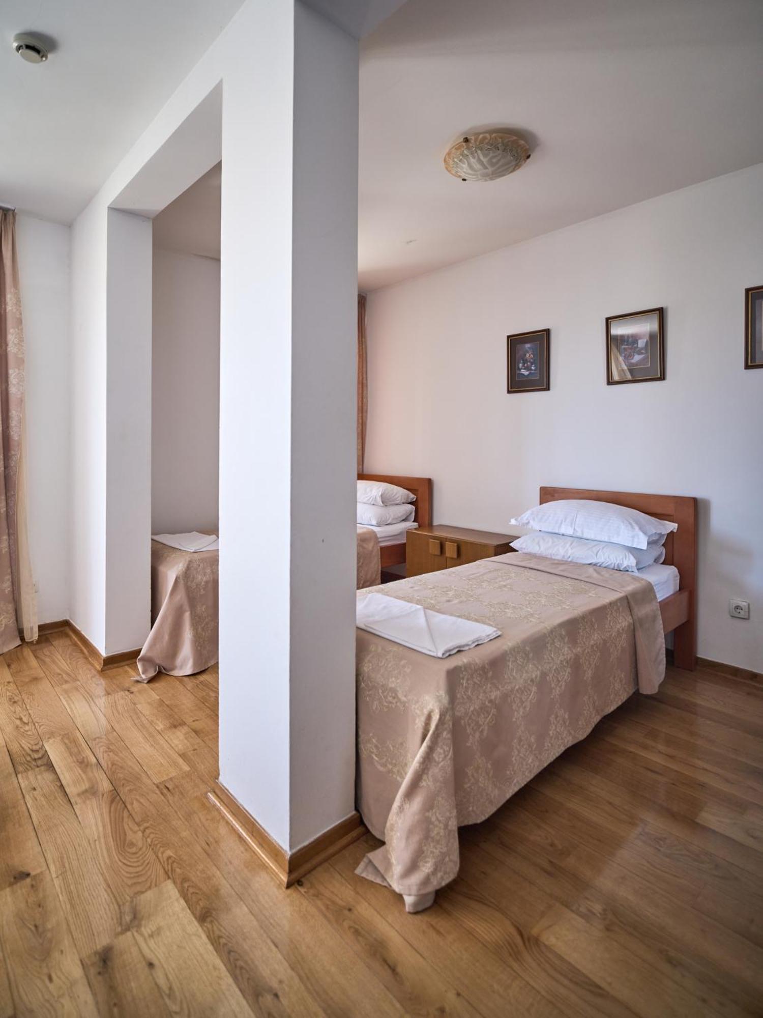 Hotel Petrovac Buitenkant foto