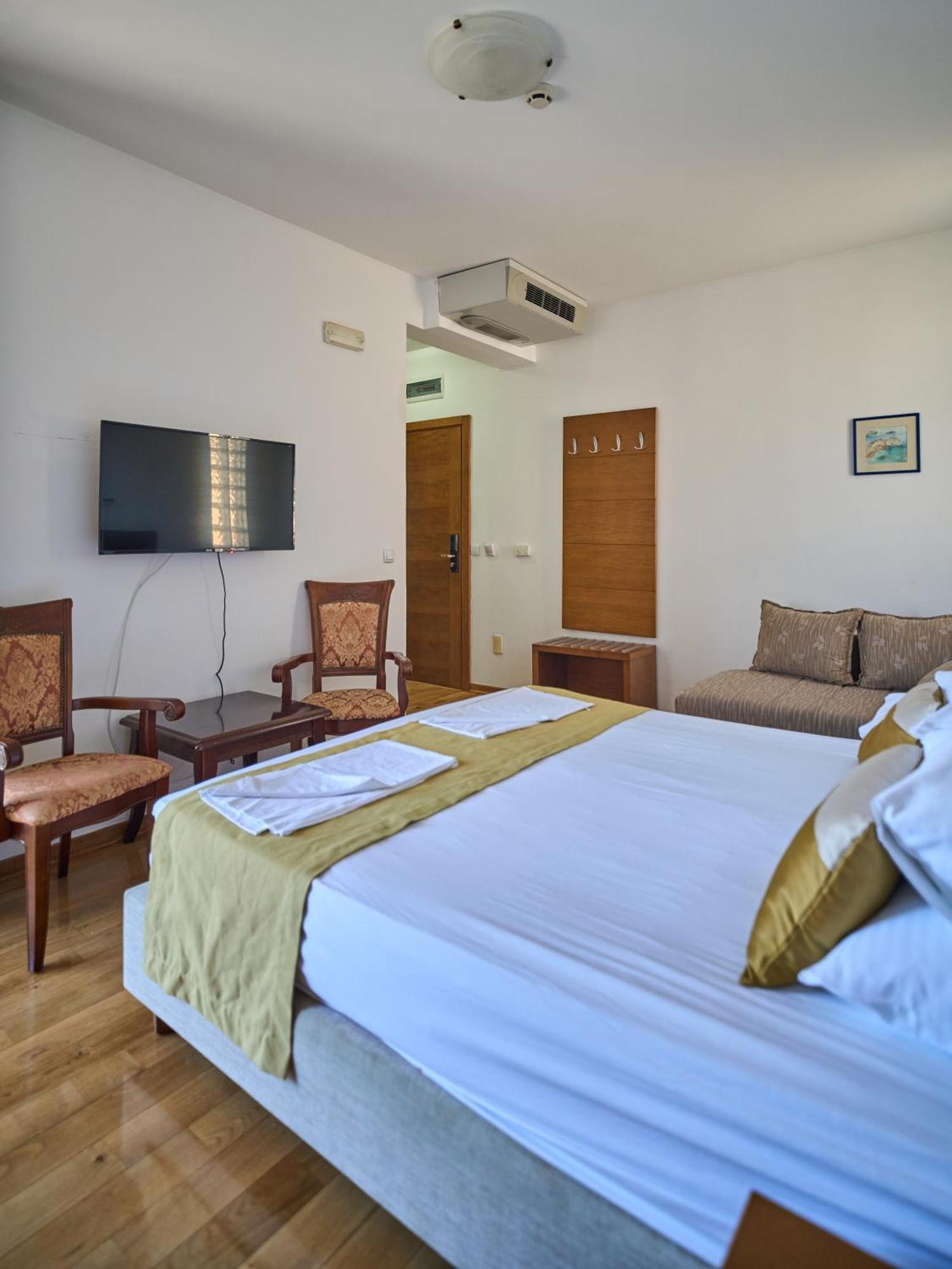 Hotel Petrovac Buitenkant foto